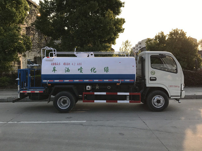 东风小多利卡洒水车